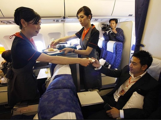 Vẻ đẹp của tiếp viên hàng không chuyển giới ở Thái Lan - Hình 4