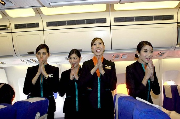 Vẻ đẹp của tiếp viên hàng không chuyển giới ở Thái Lan - Hình 11