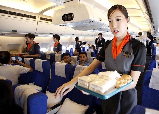 Vẻ đẹp của tiếp viên hàng không chuyển giới ở Thái Lan - Hình 17