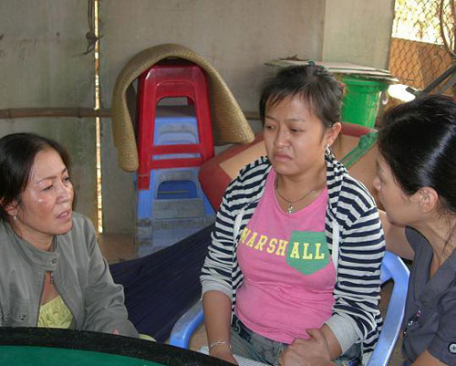 Vợ nhà báo Hoàng Hùng khóc nức nở trước ngày xét xử - Hình 1