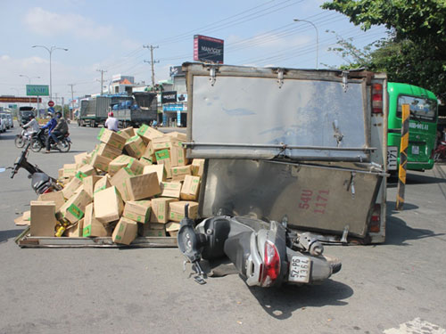 Xe tải lật khi dừng đèn đỏ, nhiều người thoát chết - Hình 2
