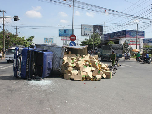 Xe tải lật khi dừng đèn đỏ, nhiều người thoát chết - Hình 1
