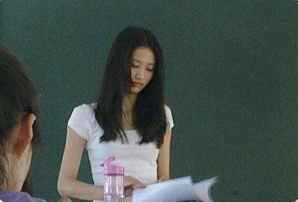 Cô giáo xinh đẹp khiến sinh viên đi học chăm chỉ hơn - Hình 2