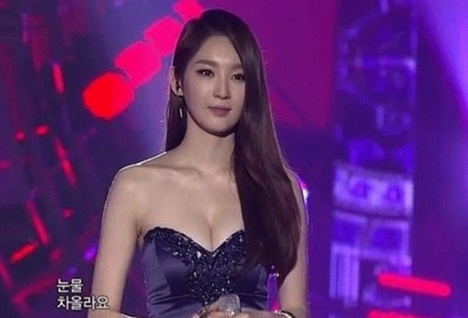 Cư dân mạng phát sốt với vòng một căng tròn của Kang Min Kyung - Hình 3