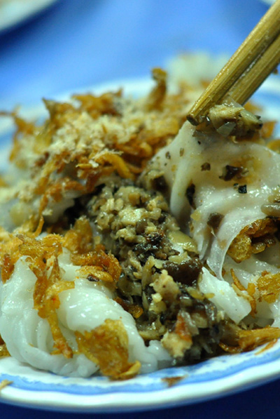 Đến Hàng Bồ ăn bánh cuốn thịt gà - Hình 3