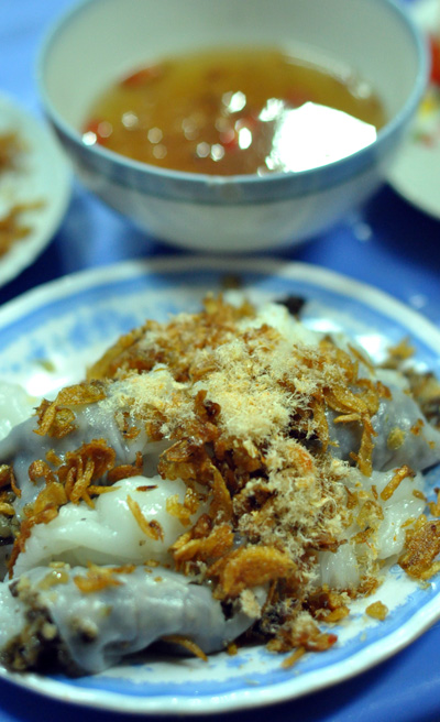 Đến Hàng Bồ ăn bánh cuốn thịt gà - Hình 1