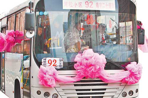 Đón dâu bằng... xe bus - Hình 1