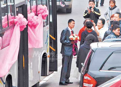 Đón dâu bằng... xe bus - Hình 3