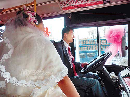 Đón dâu bằng... xe bus - Hình 2
