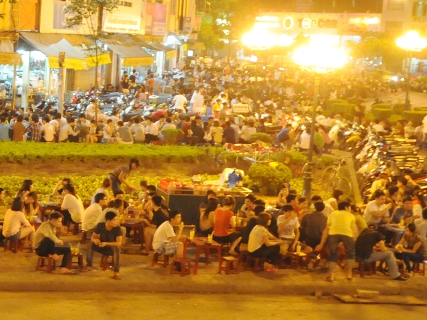 Hà Nội: Quán xá &'băm nát' vỉa hè về đêm - Hình 3