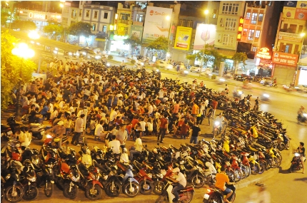 Hà Nội: Quán xá &'băm nát' vỉa hè về đêm - Hình 1