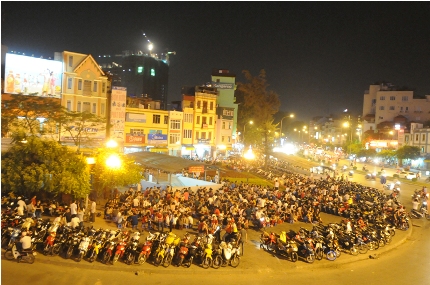 Hà Nội: Quán xá &'băm nát' vỉa hè về đêm - Hình 2
