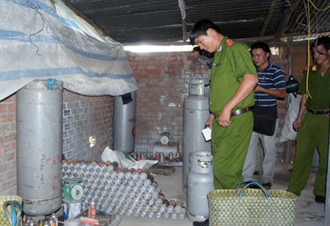 Hơn 2.000 bình gas trong lò sang chiết trái phép - Hình 1