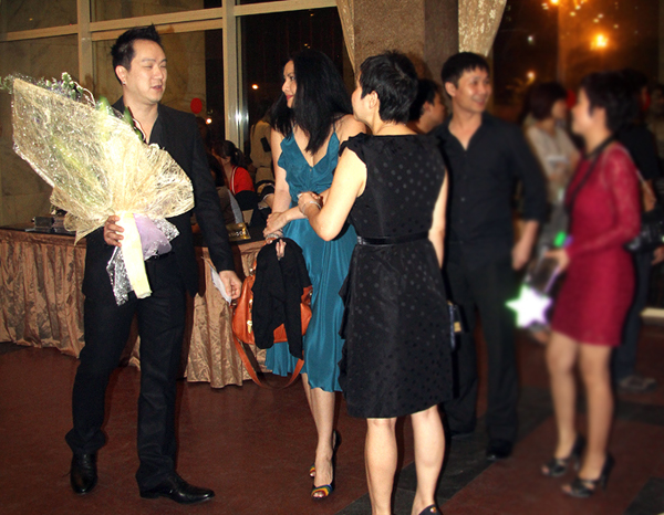 Huy MC bất ngờ đưa vợ mới về nước - Hình 1