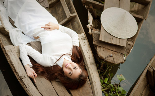 Khánh My ngã xuống sông vì chụp ảnh áo dài trên ghe - Hình 8