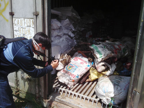 Phát hiện 2 container chứa thịt thối - Hình 2