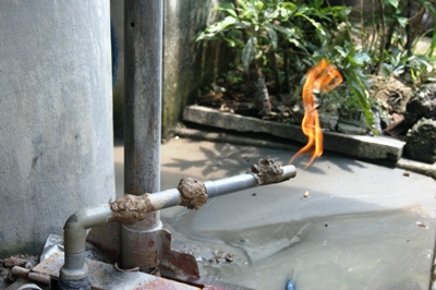 Quảng Bình: Khoan giếng, phát hiện khí lạ gây cháy - Hình 1