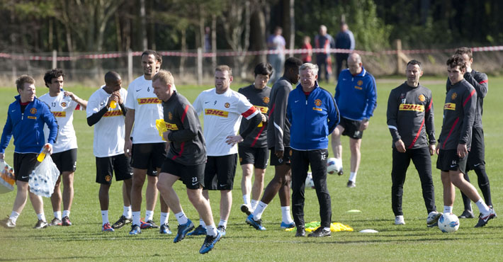 Sir Alex đưa học trò đi resort tránh bão - Hình 1