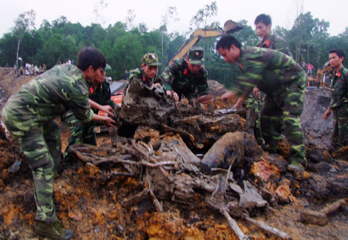 Tìm thấy nhiều đồ gia dụng tại bãi thải than Thái Nguyên - Hình 7