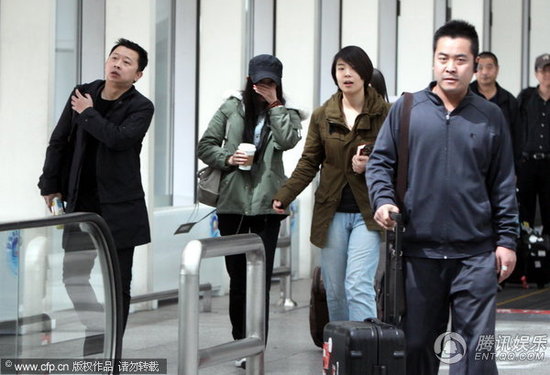 Trợ lý nổi đóa khi paparazzi chụp ảnh mặt mộc của Dương Mịch - Hình 1