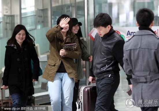 Trợ lý nổi đóa khi paparazzi chụp ảnh mặt mộc của Dương Mịch - Hình 7