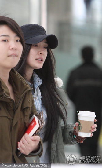 Trợ lý nổi đóa khi paparazzi chụp ảnh mặt mộc của Dương Mịch - Hình 5