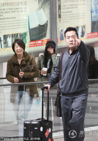 Trợ lý nổi đóa khi paparazzi chụp ảnh mặt mộc của Dương Mịch - Hình 2