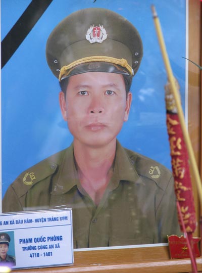 Tử nạn vì giúp dân chống bão - Hình 1