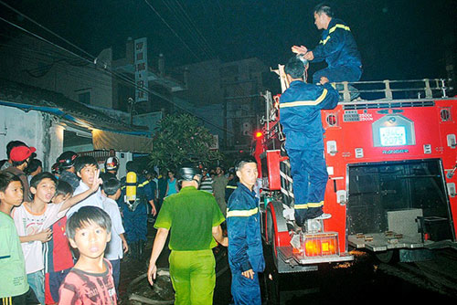 Cháy, nổ lớn tại kho hàng thuốc thú y thủy sản - Hình 1