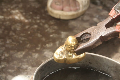 4 pho tượng bằng hợp kim lạ ở Cà Mau làm tan chảy nước đá - Hình 3