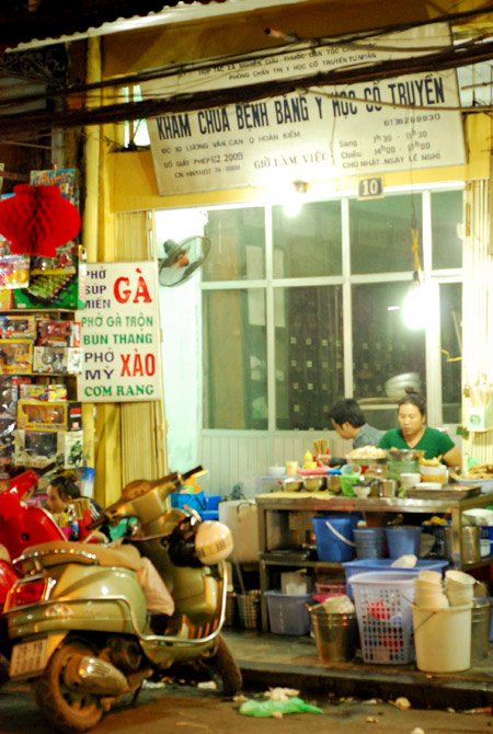 5 tiệm phở độc đáo không thể bỏ qua ở Hà Nội - Hình 8