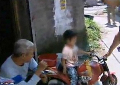 Bé 3 tuổi liều mình lái xe đồ chơi tìm mẹ - Hình 3