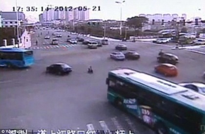 Bé 3 tuổi liều mình lái xe đồ chơi tìm mẹ - Hình 2