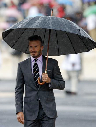 Becks lịch lãm giữa trời mưa ở Hy Lạp - Hình 2