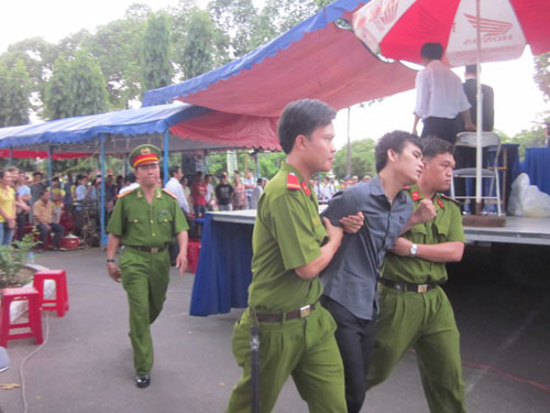 Bị tuyên án tử, liếc xéo HĐXX - Hình 2