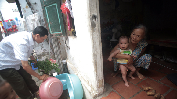 Cận cảnh xóm trọ công nhân nghèo - Hình 1