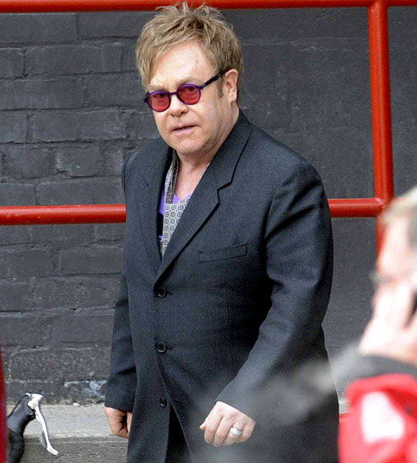 Elton John nhập viện vì viêm đường hô hấp - Hình 1