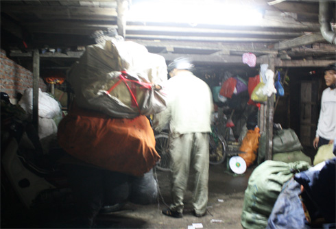 Khu ổ chuột giữa lòng Hà Nội - Hình 11
