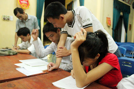 Lò luyện thi giữa... đình - Hình 7