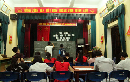 Lò luyện thi giữa... đình - Hình 6
