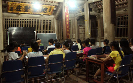 Lò luyện thi giữa... đình - Hình 1