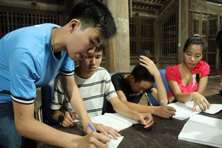 Lò luyện thi giữa... đình - Hình 5