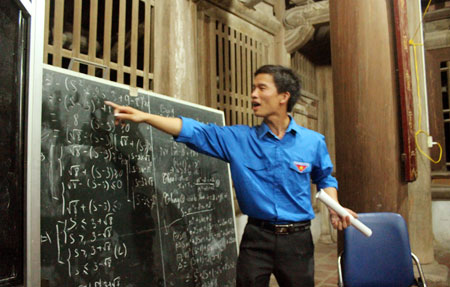 Lò luyện thi giữa... đình - Hình 2
