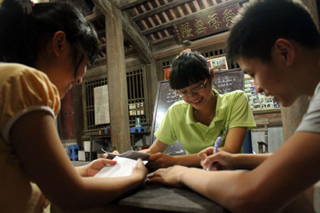 Lò luyện thi giữa... đình - Hình 4