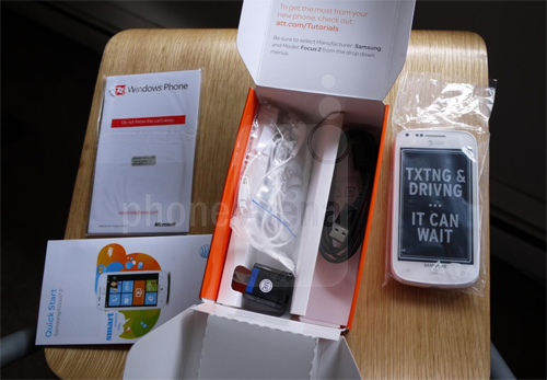 Mở hộp Samsung Focus 2 chạy Windows Phone - Hình 3