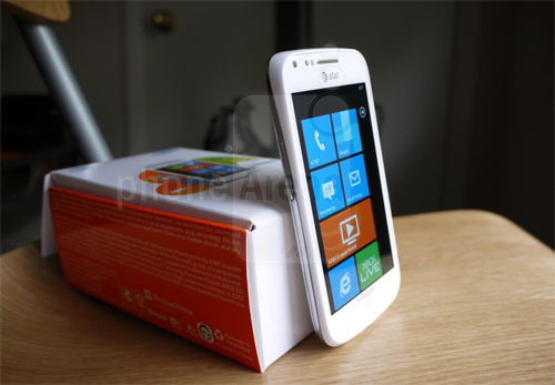 Mở hộp Samsung Focus 2 chạy Windows Phone - Hình 6