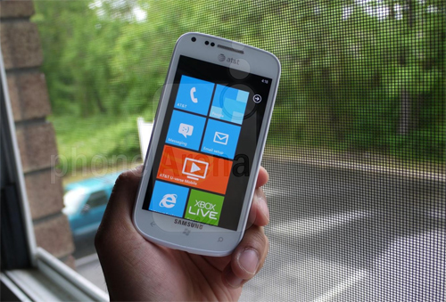 Mở hộp Samsung Focus 2 chạy Windows Phone - Hình 8