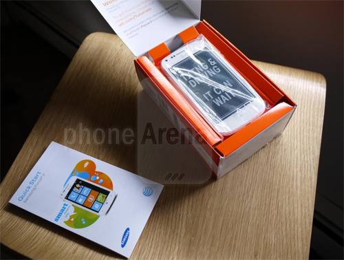 Mở hộp Samsung Focus 2 chạy Windows Phone - Hình 2