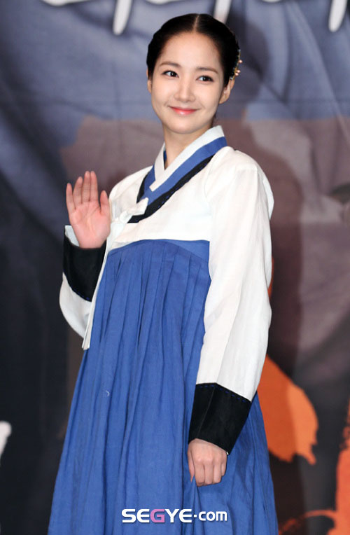 Park Min Young lè lưỡi, chu môi cực đáng yêu - Hình 8