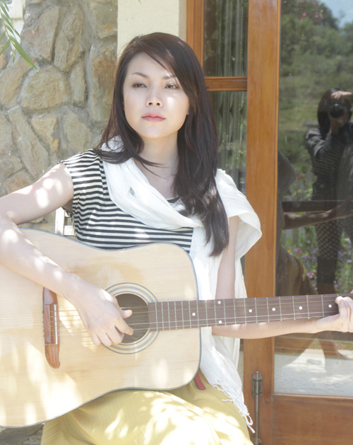 Trà Ngọc Hằng kín hơn trong single đầu tay - Hình 5